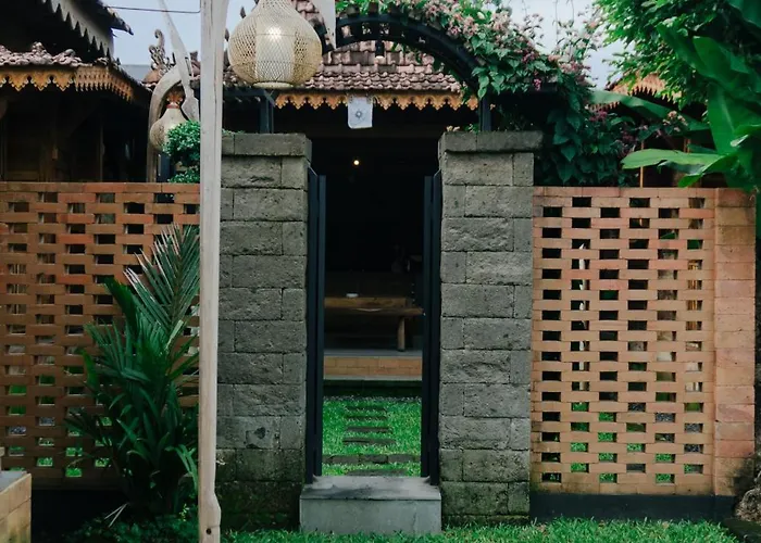 Taruchi 4 Bedrooms Villa Denpasar